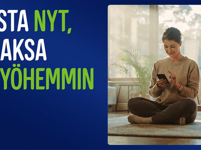 Nainen istuu lattialla ja katsoo puhelintaan sekä teksti: Osta nyt, maksa myöhemmin