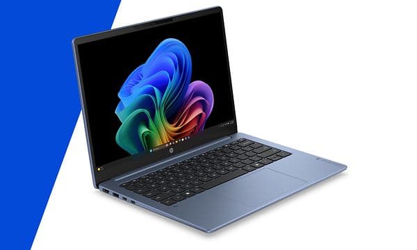 En åpen HP Omnibook 3 14-tommers AI-PC vendt mot høyre.