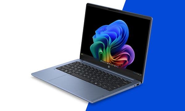 En åpen HP Omnibook 3 14-tommers AI-PC vendt mot venstre.