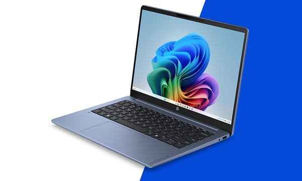 En åpen HP Omnibook 3 14-tommers AI-PC vendt mot venstre.
