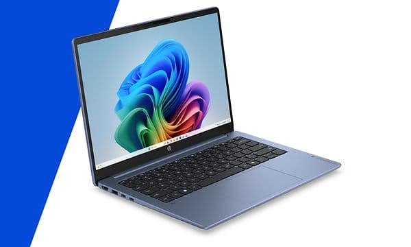 En åpen HP Omnibook 3 14-tommers AI-PC vendt mot høyre.