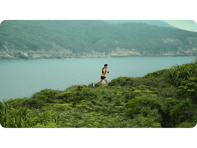 Mies juoksee rantaviivaa pitkin