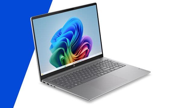 En åpen HP Omnibook 3 16'' AI-PC vendt mot høyre.