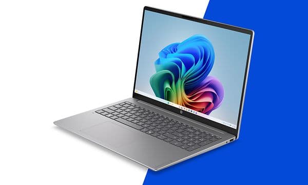 En åpen HP Omnibook 3 16'' AI-PC vendt mot venstre.