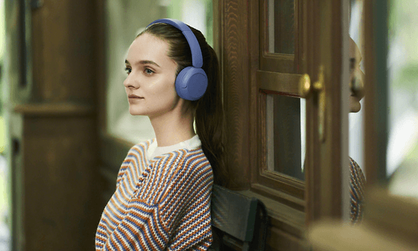Kvinde med lilla Sony WH-CH530-høretelefoner på