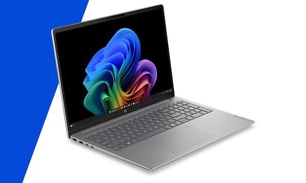 En åpen HP Omnibook 3 16'' AI-PC vendt mot høyre.