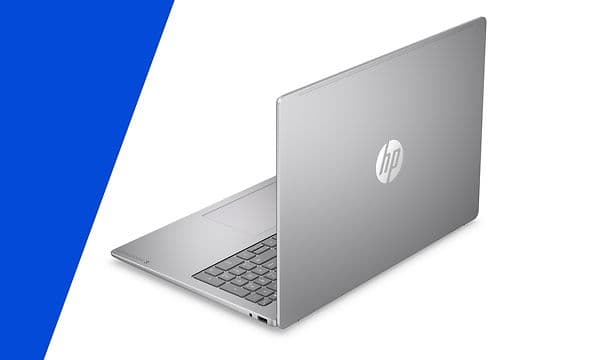 En grå HP Omnibook 3 16" AI-PC sett skrått bakfra.