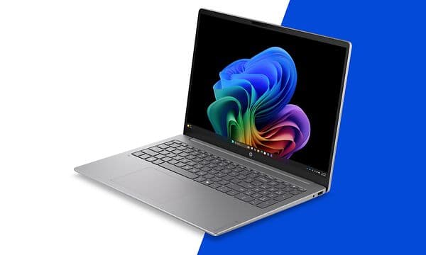 En åpen HP Omnibook 3 16'' AI-PC vendt mot venstre.