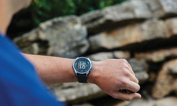 Mann med en Garmin Fenix 9 Pro-smartklokke på armen.