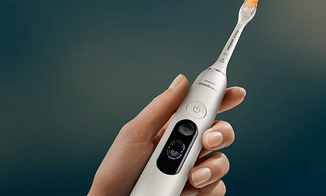 Henkilö pitää kädessään Philips Sonicare DiamondClean -sähköhammasharjaa
