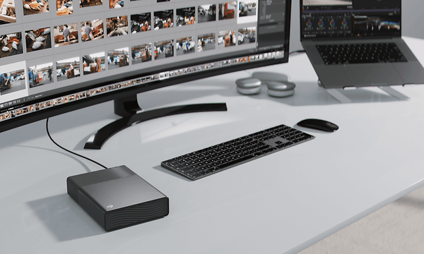 En ekstern Seagate OneTouch-harddisk koblet til en stasjonær PC med en USB-C-kabel.