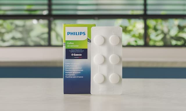Philips kaffeoljefjerner-kapsler på et bord.
