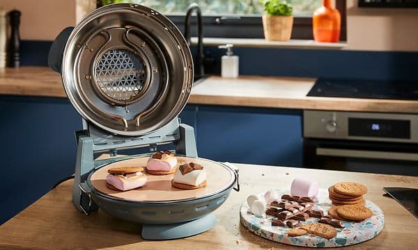 Kenwood My Pizzeria -pitsauuni ja pitsakivelle asetetut s'mores-jälkiruuat