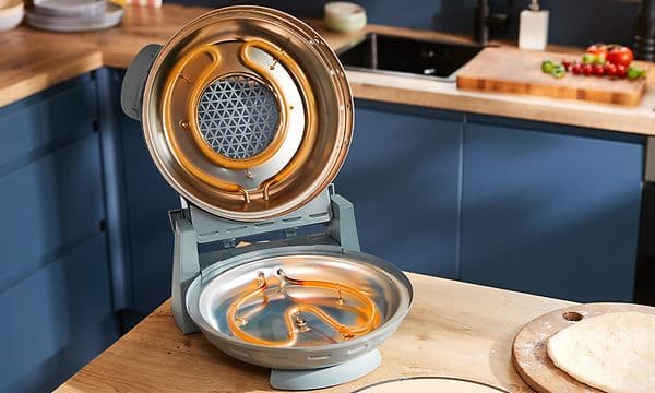 Kenwood My Pizzeria -pitsauuni luukku auki ja sisäosan lämmityselementit näkyvissä