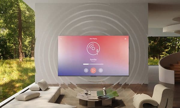 En TCL C8L-flatskjerm henger på veggen i en moderne stue omgitt av lydbølgeillustrasjoner.
