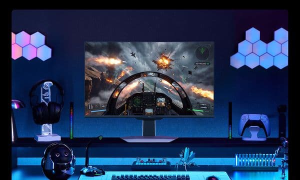 Gaming setup med høretelefoner, en spilkonsol og en TCL-skærm der viser en scene fra et krigssimulationsspil