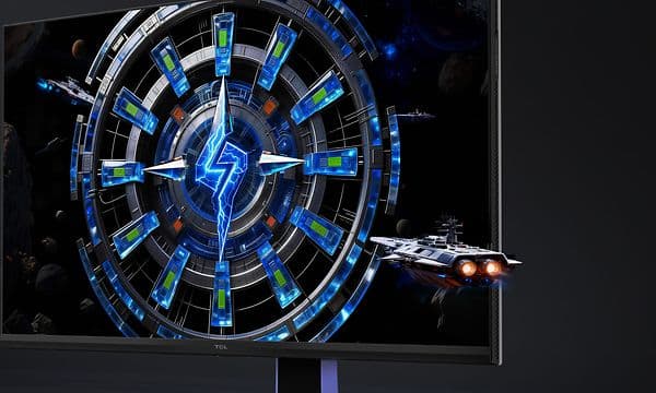 TCL-skærm viser en scene fra et spil med et rumskib