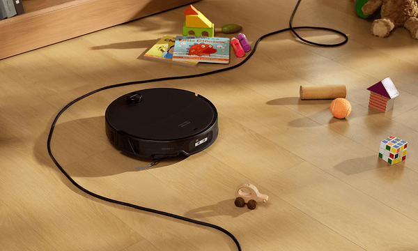 Roborock Saros 20 Neo -siivousrobotti navigoi lelujen ja johtojen ympärillä lattialla