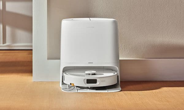 Hvit Roborock Qrevo 2 Pro i sin multifunksjonelle og helautomatiske dokkingstasjon.
