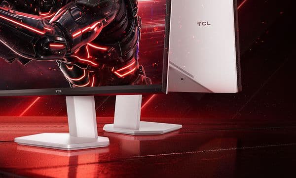 Kaksi TCL-pelinäyttöä vastakkain ja toisen näytöllä näkyy käynnissä oleva peli