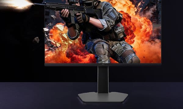 TCL-pelinäytöllä näkyvässä pelikohtauksessa hahmo juoksee näytöltä ulos räjähdys taustallaan