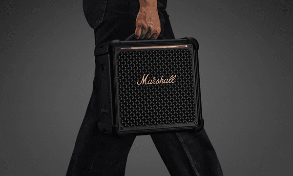 Mies kantaa Marshall Bromley 150 -kaiutinta sen kantokahvasta