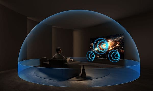 En mand ser tv i sofaen på en TCL MQLED75L-fladskærm