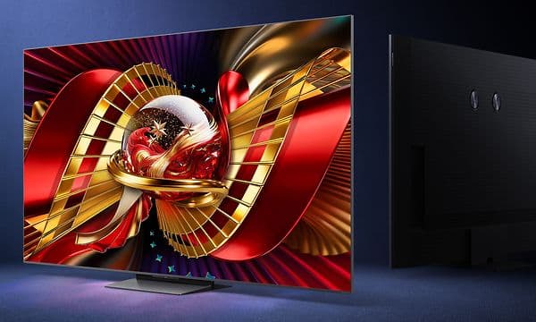 Forsiden og bagsiden af en TCL C8L fladskærm med en farverig og livlig bagrundsfarve