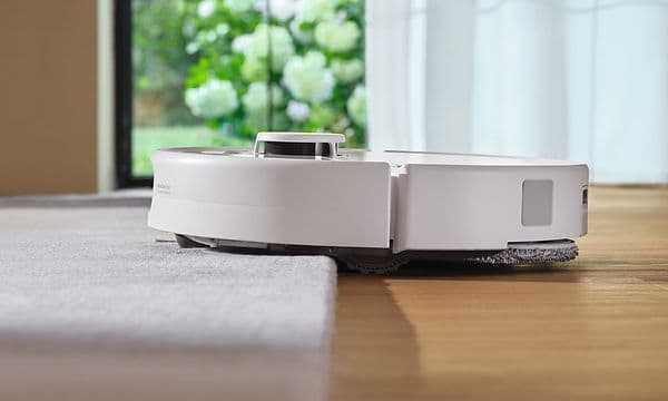Hvid Roborock Qrevo 2 Pro klatrer fra gulv til tæppe