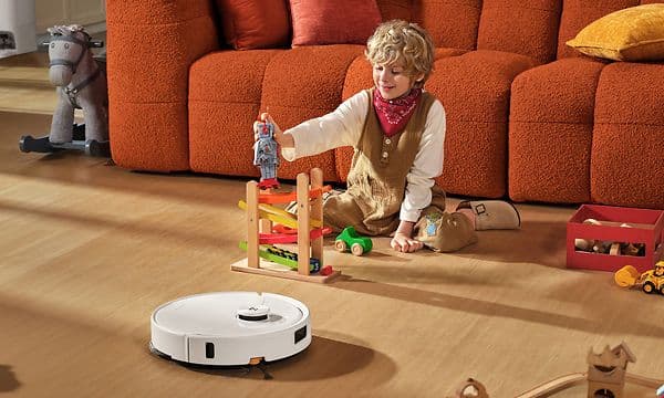 Hvid Roborock Qrevo 2 Pro bruger smart navigation til at undvige personer og legetøj på gulvet