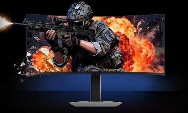 En soldat med et gevær og en eksplosion i baggrunden er på vej ud af en TCL-gamingskærm