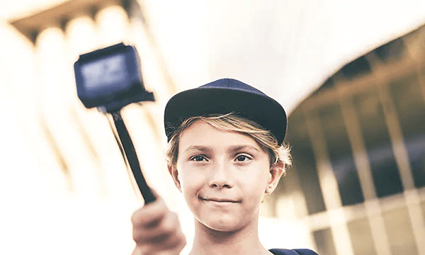 gutt med caps holder gopro på stativ