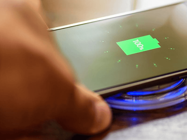 closeup av smarttelefon som lader trådløst