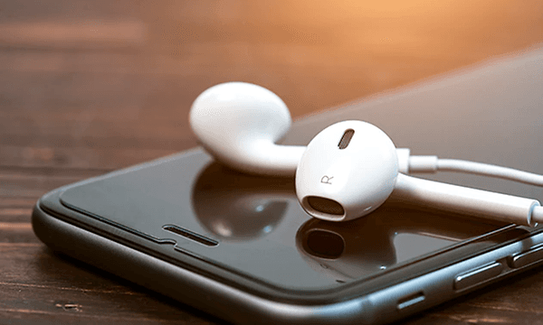 Earpods på topp av iPhone