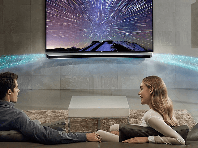 illustrasjon surround-lyd mann og kvinne sitter i sofa og ser tv