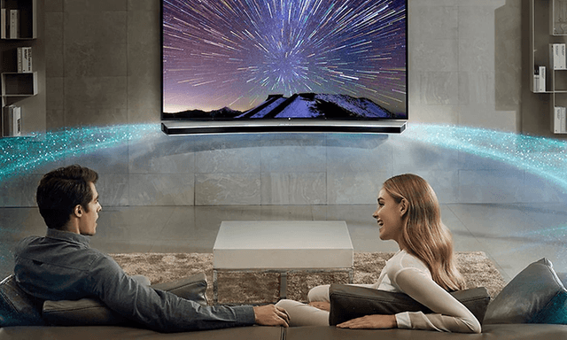 illustrasjon surround-lyd mann og kvinne sitter i sofa og ser tv