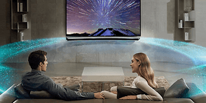 illustrasjon surround-lyd mann og kvinne sitter i sofa og ser tv