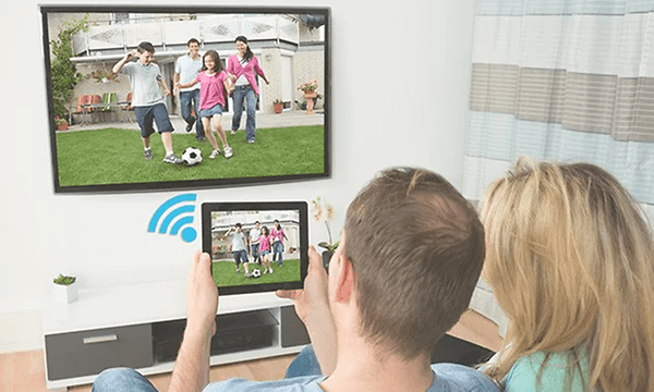 Et par som bruger Chromecast fra en tablet