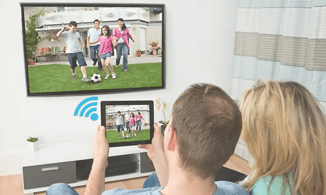 Et par som bruger Chromecast fra en tablet