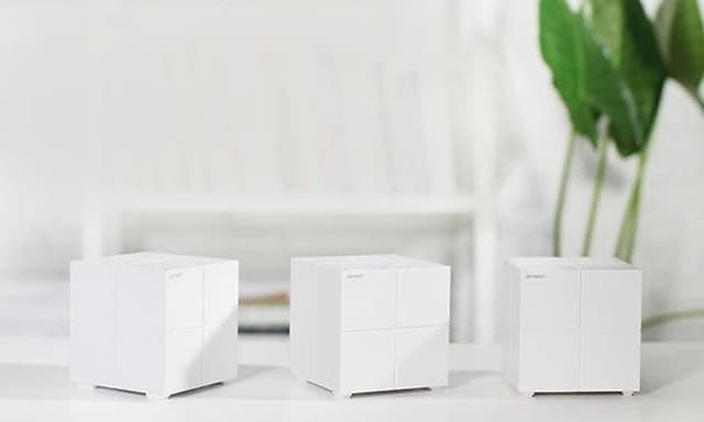 3 små, hvite routere i et mesh-setup