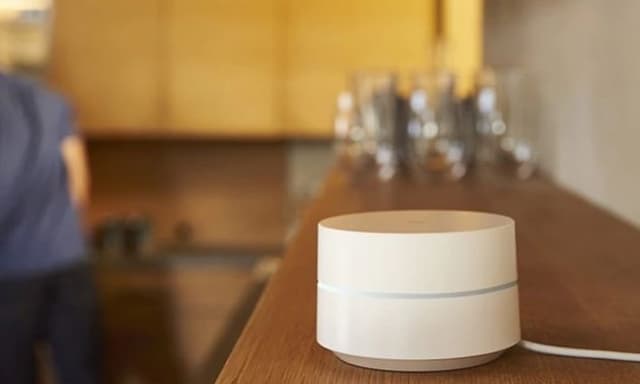 router plassert på hylle på kjøkken