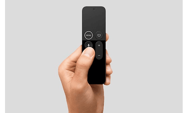 Hånd som holder Apple TV fjernbetjening