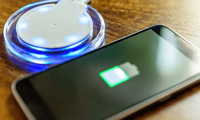 Telefon der ligger ved en trådløs oplader