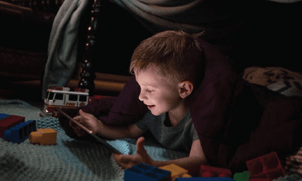 dreng der leger med en tablet