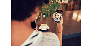 Kvinde der laver videoopkald til en mand