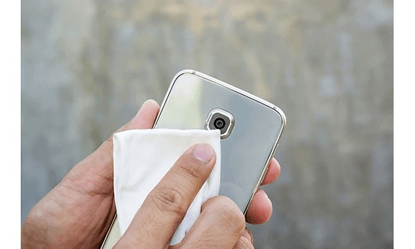Person der renser objektivtet på en telefon