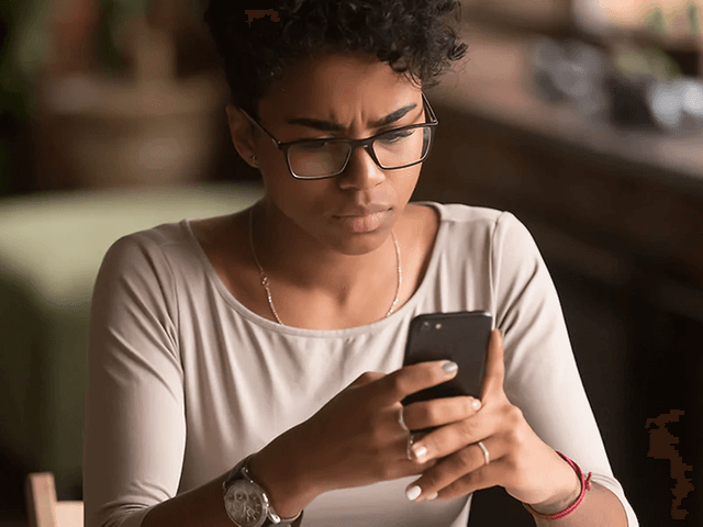 Kvinde der kigger på sin telefon