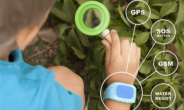 En pojke med smartwatch utforskar marken med ett förstoringsglas. Illustration: fördelar med smartklocka för barn.