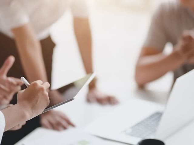 Et møde mellem 4 personer på et kontor
