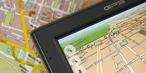 kart på en GPS-skjerm og et fysisk kart